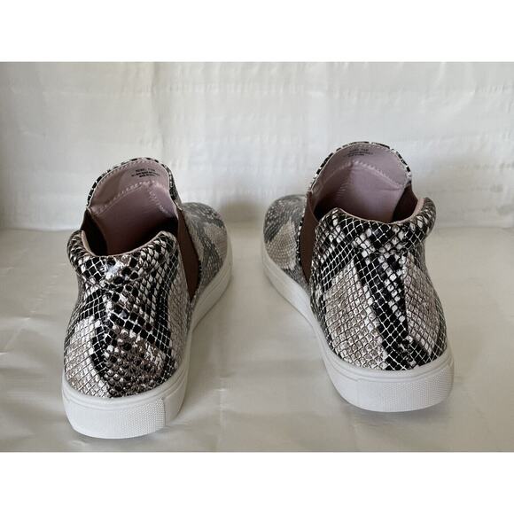 CUSHIONAIRE Rebel Chelsea Boots Snake Print Pull On Flat Bootie Size 7.5 - Picture 5 of 9